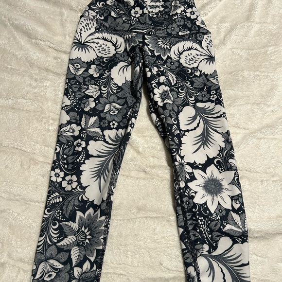 Evolution Pants - Revolution 22” size small Floral Black and White Leggings
